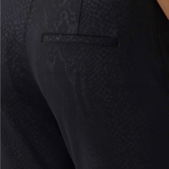 Lululemon Jet Crop (Slim) (Luxtreme 25.5")
Desert Snake Embossed Black - Picture 3 of 9